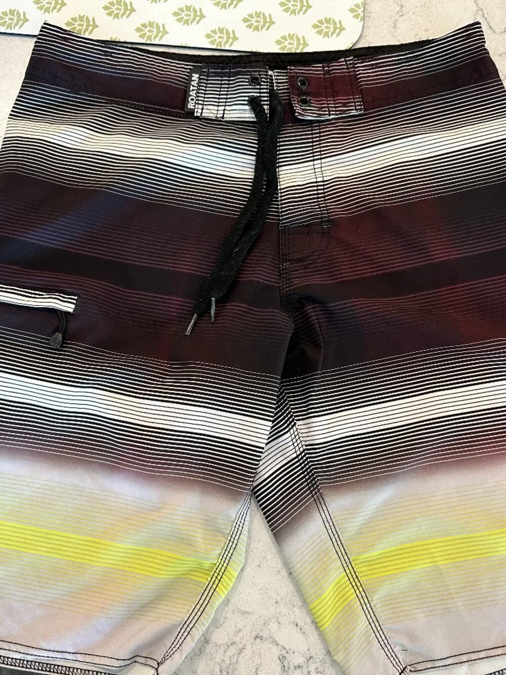 Share Roatan performance stretch comfort men board shorts size 32 Black and yell
